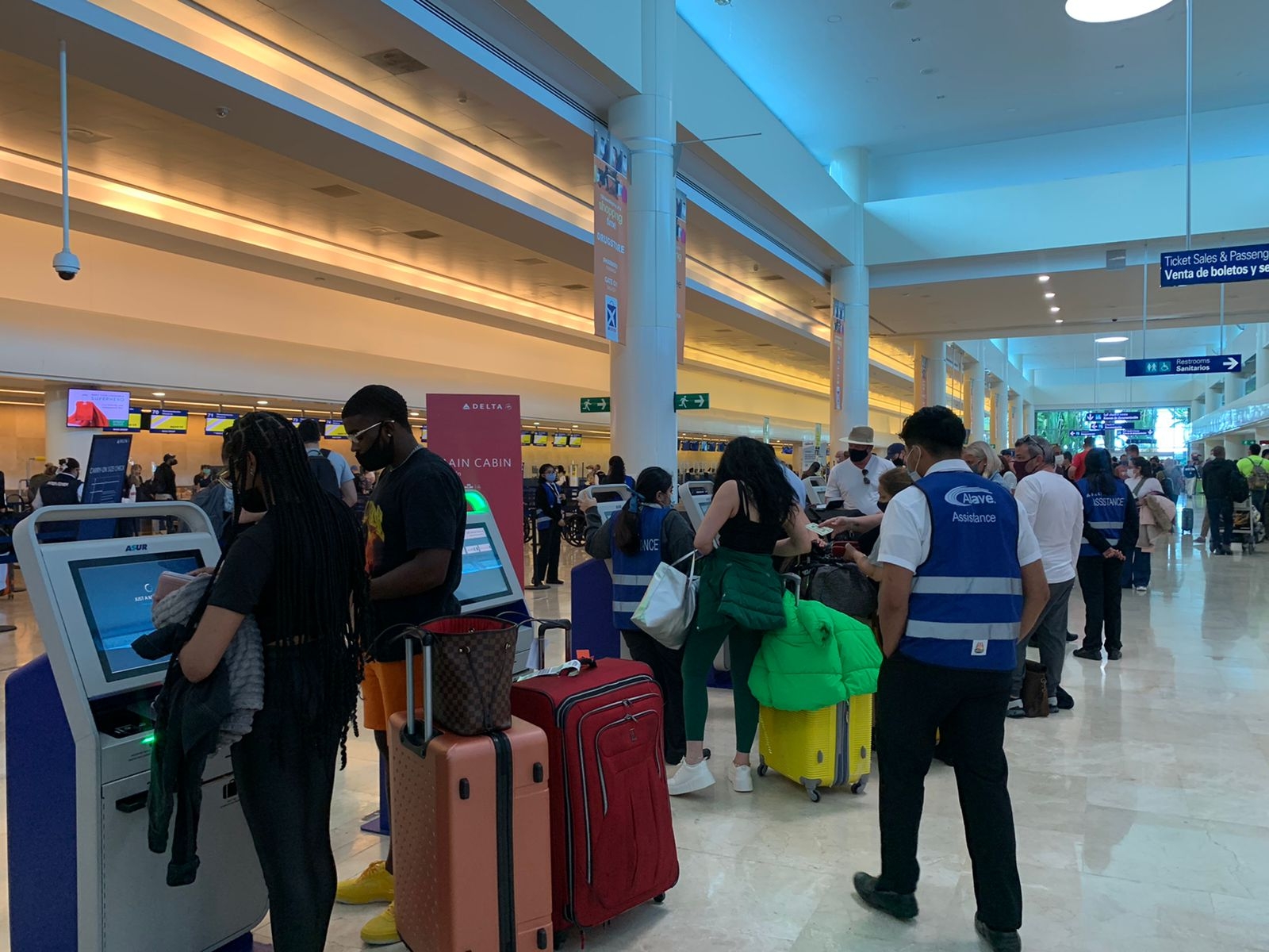 En total, s registraron ocho cancelaciones de vuelos, entre ellos, hacia Canadá y Estados Unidos En total, s registraron ocho cancelaciones de vuelos, entre ellos, hacia Canadá y Estados Unidos