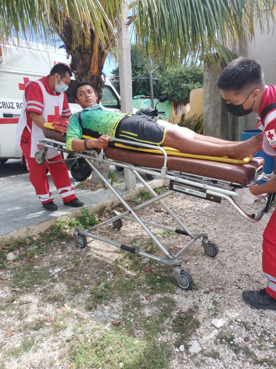 Paramédicos curaron la herida para poder trasladar al marinero hacia el hospital de Isla Mujeres Paramédicos curaron la herida para poder trasladar al marinero hacia el hospital de Isla Mujeres