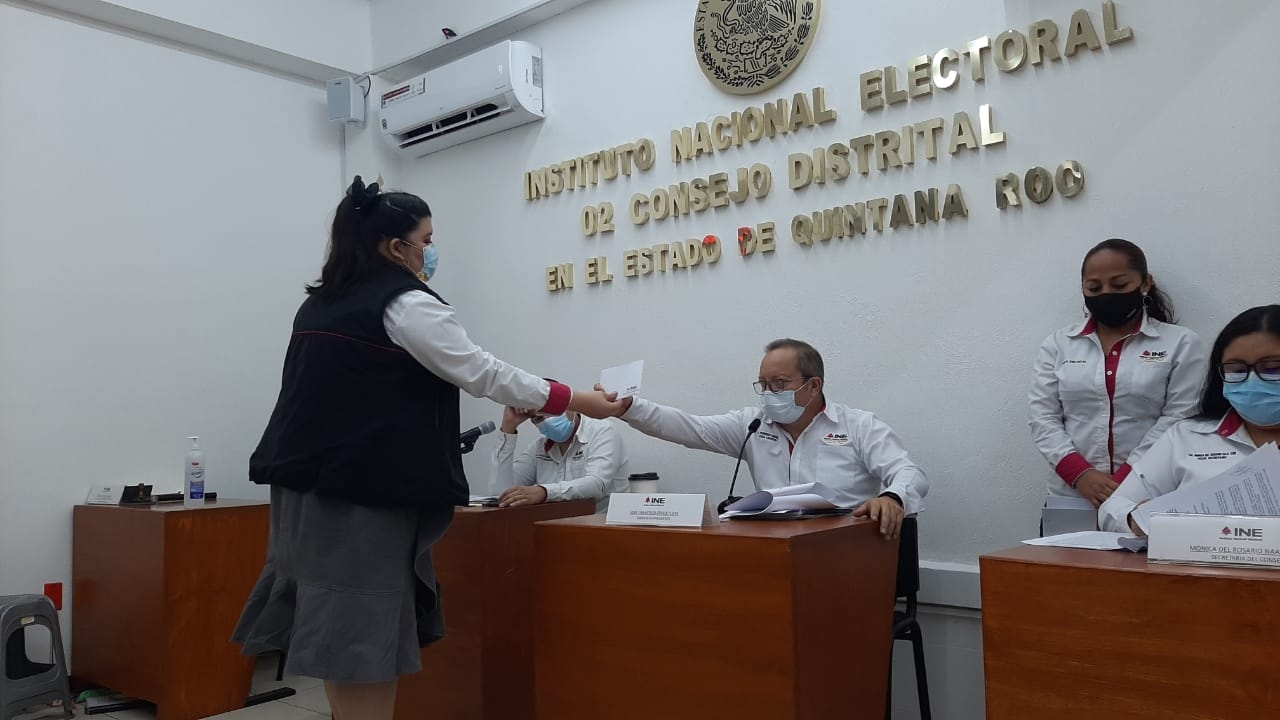 Hay 105 capacitadores electorales, asistidos por los cinco supervisores quienes serán los encargados de realizar el proceso de notificación Hay 105 capacitadores electorales, asistidos por los cinco supervisores quienes serán los encargados de realizar el proceso de notificación