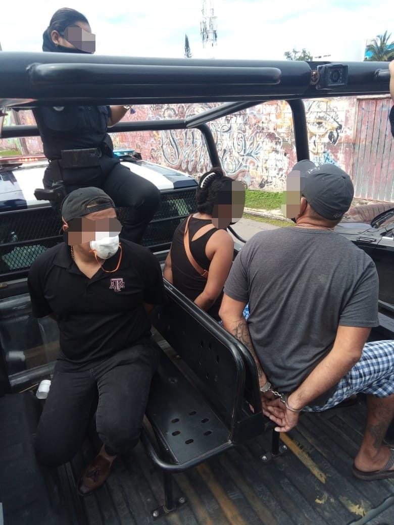El vehículo era conducido por Steve P. A. de 26 años de edad, quien descendió del auto junto con una pareja