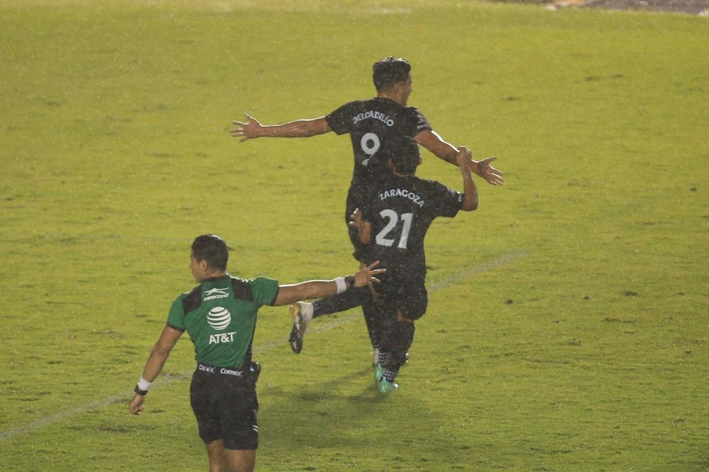 En la última jugada y cuando la lluvia arreciaba  apareció Delgadillo para sentenciar la victoria por 2-1