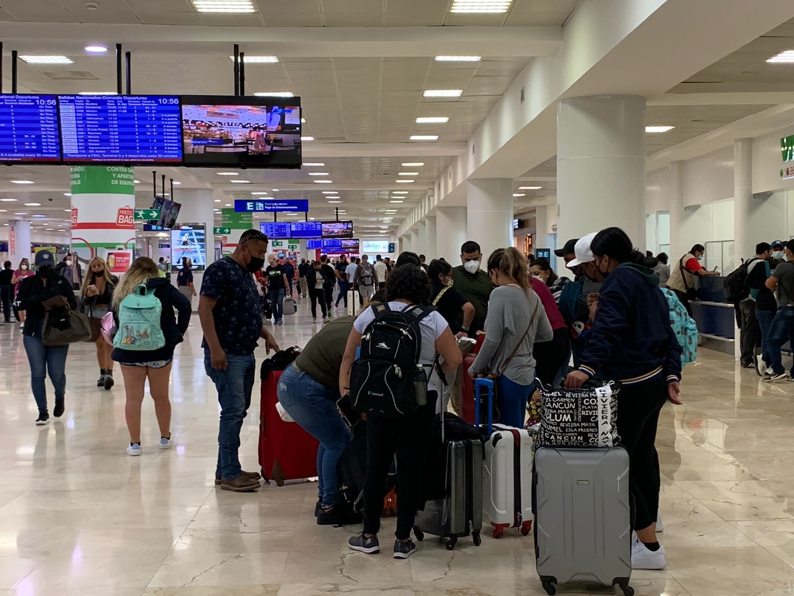 Los pasajeros acudieron a los módulos de sus aerolíneas para revisar el estatus de sus salidas, o documentar sus maletas Los pasajeros acudieron a los módulos de sus aerolíneas para revisar el estatus de sus salidas, o documentar sus maletas