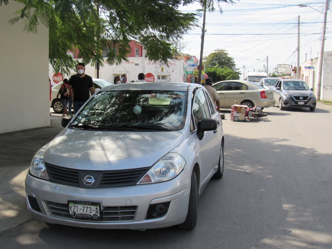 Para evitar accidentes se pide a los automovilistas respetar el límite de velocidad y respetar el carril Para evitar accidentes se pide a los automovilistas respetar el límite de velocidad y respetar el carril