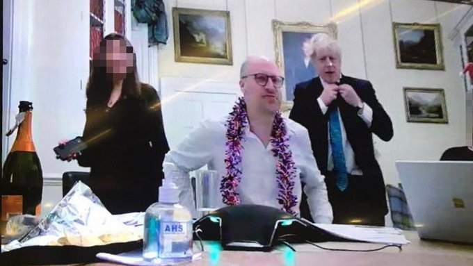 En la foto Boris Johnson es captado con dos personas entre champagne y papas fritas. Foto: The Mirror UK