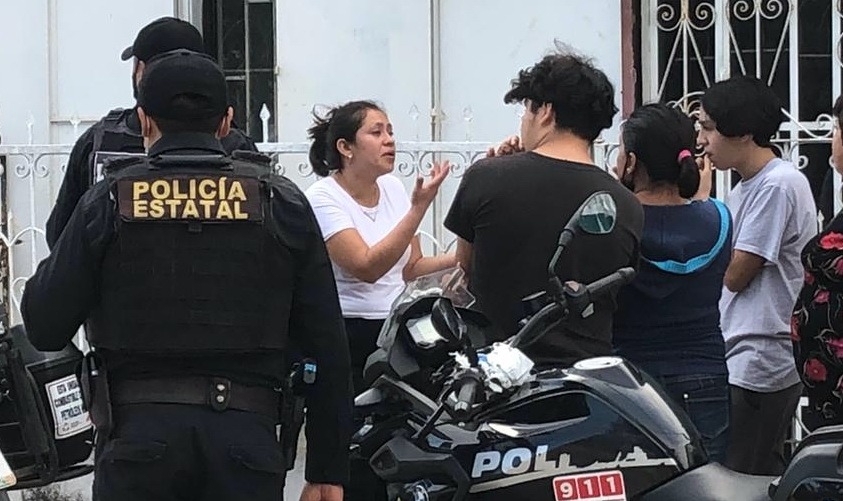 La joven salió corriendo del lugar
