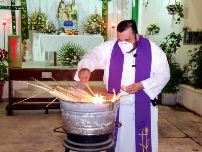 El cura católico indicó que durante las misas, elevarán una oración por la paz en Ucrania y el cese de la guerra El cura católico indicó que durante las misas, elevarán una oración por la paz en Ucrania y el cese de la guerra