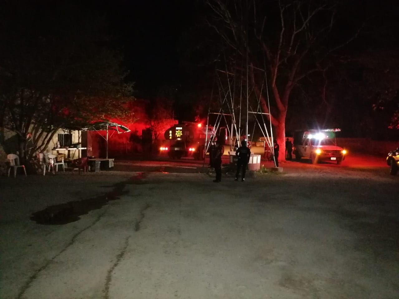 El cuerpo de bomberos controló las llamas El cuerpo de bomberos controló las llamas