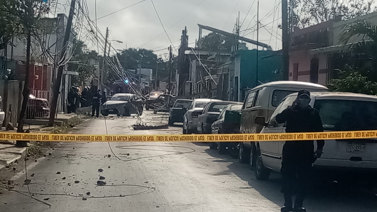 El choque dejó sin luz a varias viviendas del Centro de Mérida, y personal de la CFE llegó para las labores de reconexión
