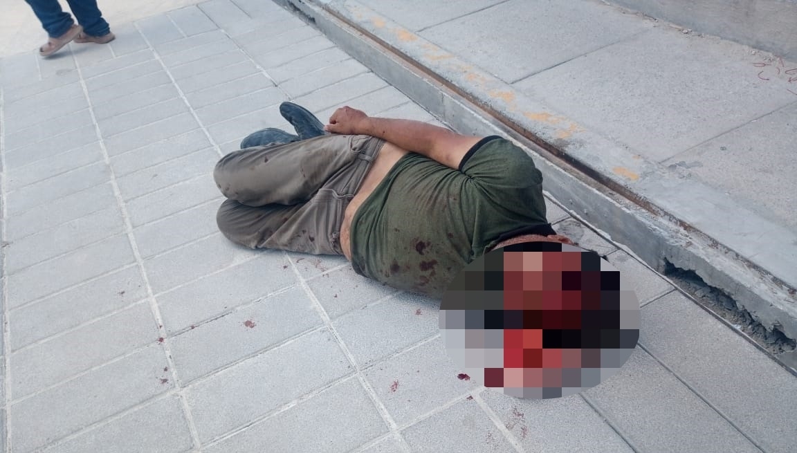 Tras el golpe, el exfuncionario se quedó en el piso, acostado, esperando ser atendido Tras el golpe, el exfuncionario se quedó en el piso, acostado, esperando ser atendido