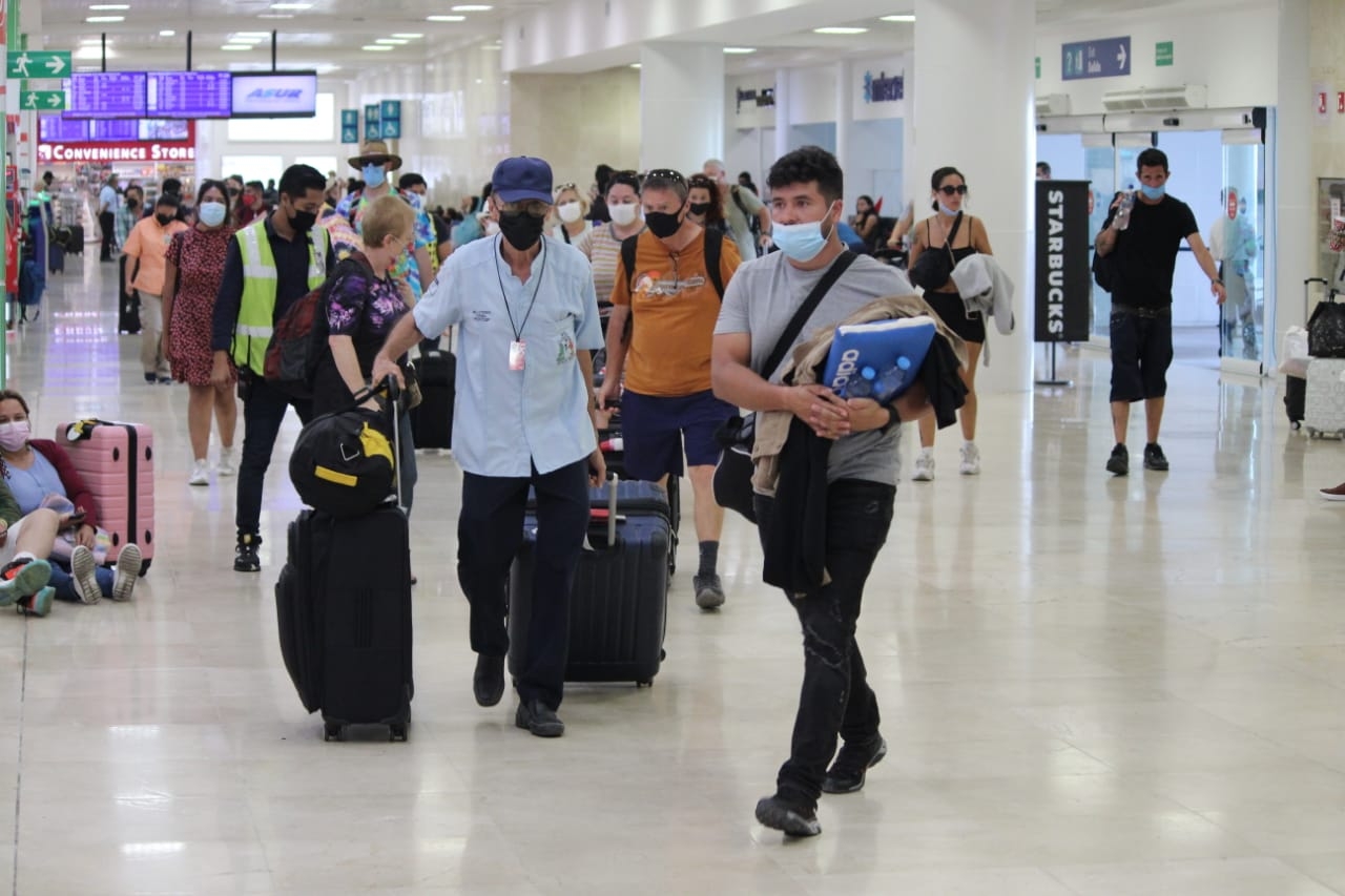 Los pasajeros del vuelo cancelado de VivaAerobus deberán esperar a la reprogramación de su salida en el aeropuerto de Cancún