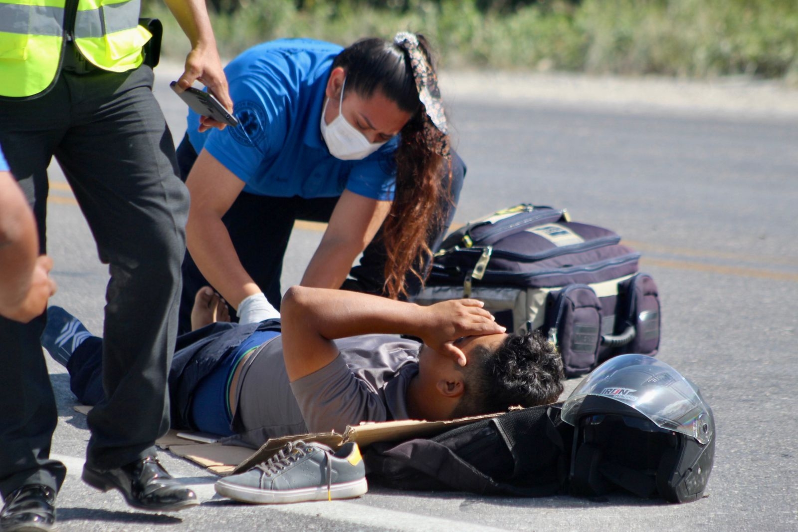 El chofer de un camión que transporta cemento no pudo evitar el accidente