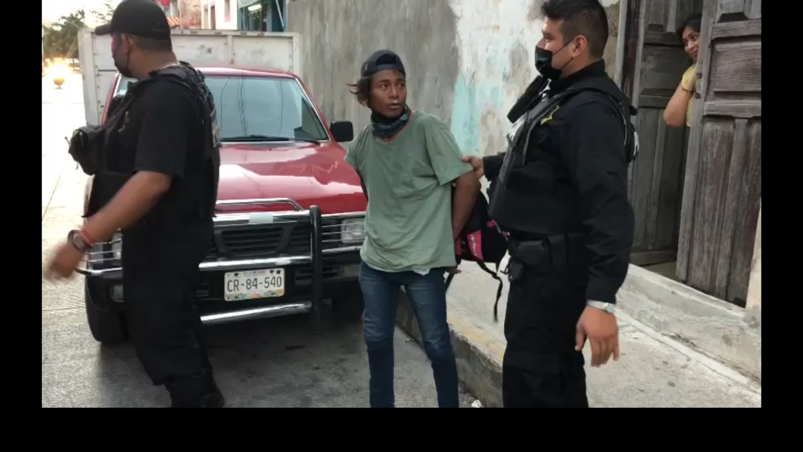 El hombre fue detenido y llevado prisión El hombre fue detenido y llevado prisión