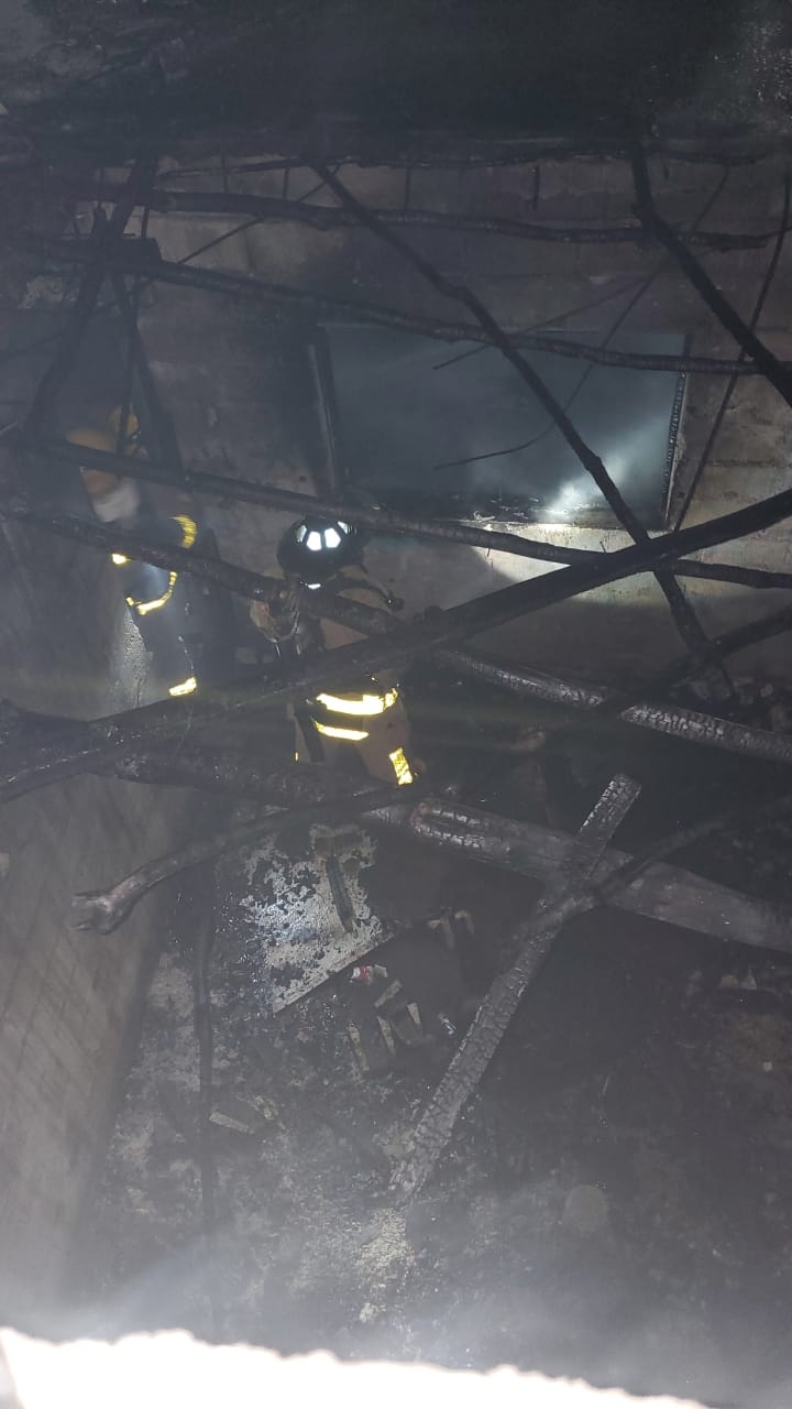Los bomberos controlaron el incendio en la colonia Emiliano Zapata de Cozumel, pero al entrar a la casa hallaron un cadáver