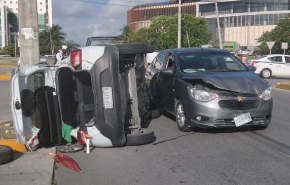 El automóvil volcado fue retirado del carril de la avenida Nichupté tras el accidente vehicular en Cancún