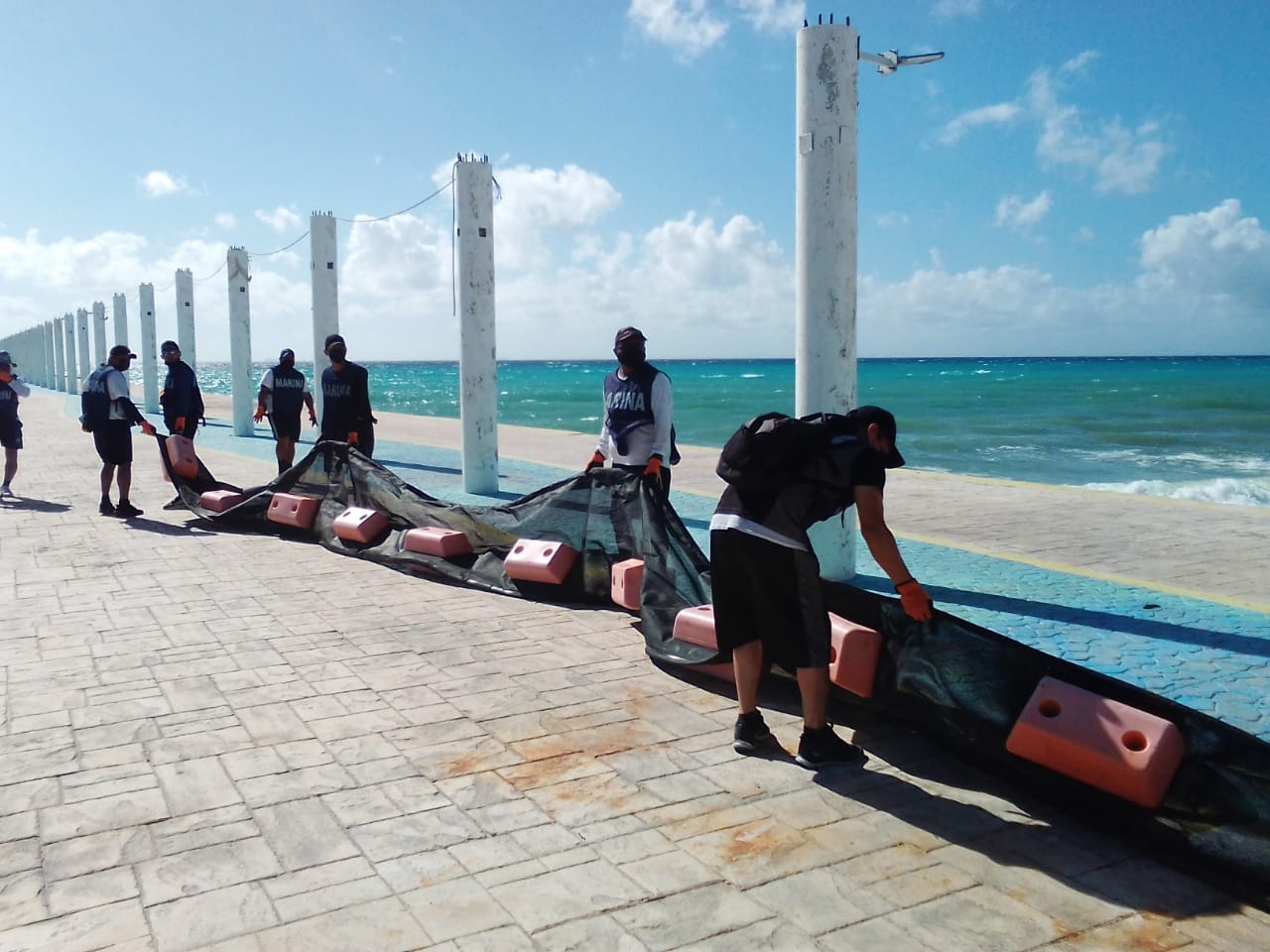 La barrera antosargazo será colocada en la franja de Playa del Carmen para evitar el recale de la macroalga en los arenales La barrera antosargazo será colocada en la franja de Playa del Carmen para evitar el recale de la macroalga en los arenales