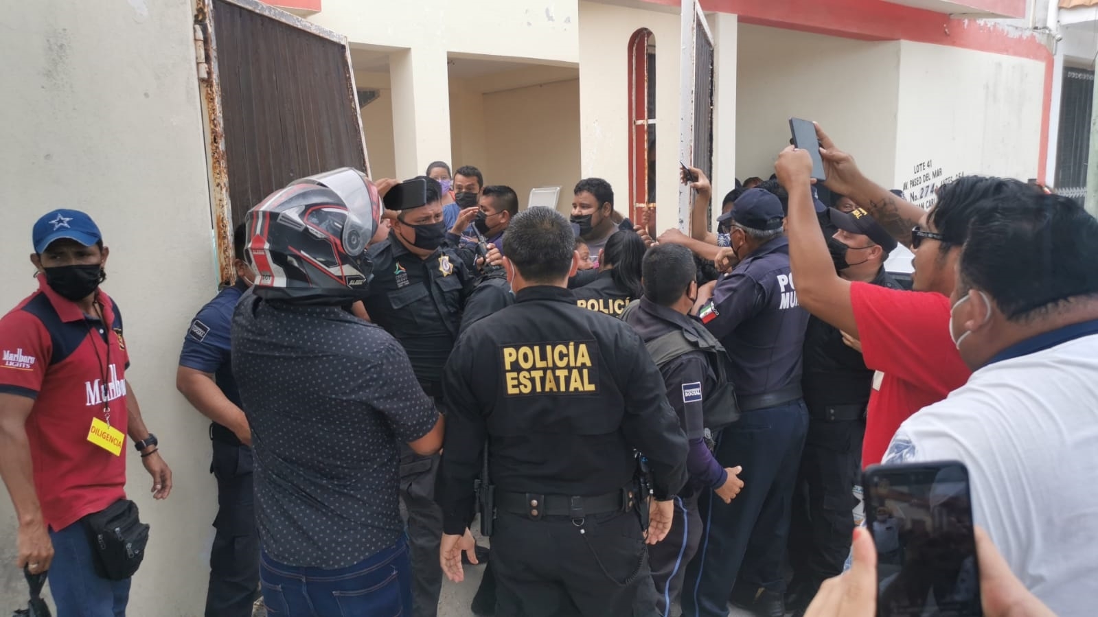El demandante fue acompañado de cerrajeros, quienes rompieron parte de puerta principal de la entrada al lugar El demandante fue acompañado de cerrajeros, quienes rompieron parte de puerta principal de la entrada al lugar