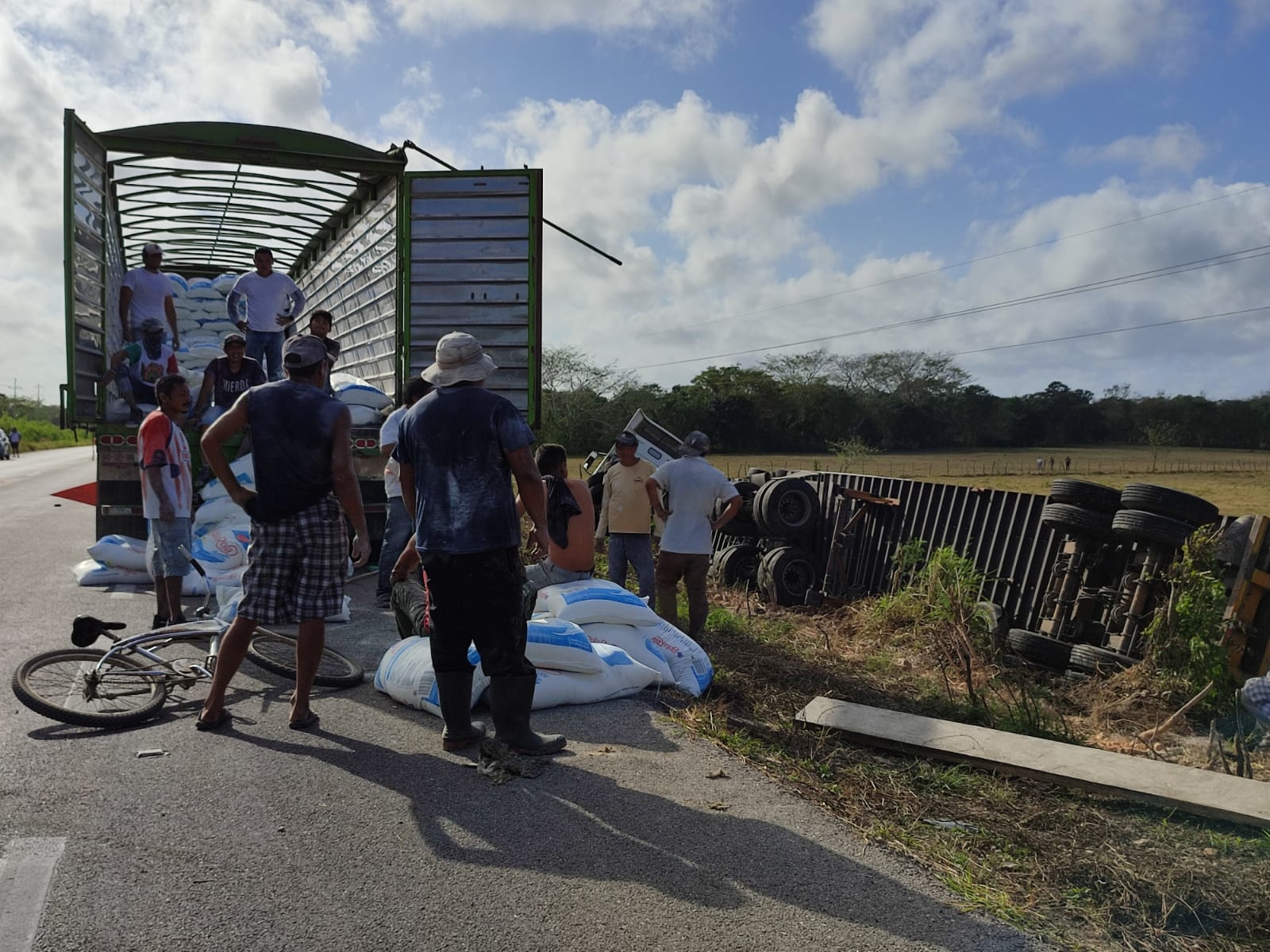 Antes de terminar volcado fuera de la carretera Mérida-Chetumal, el conductor derribó un poste de la CFE