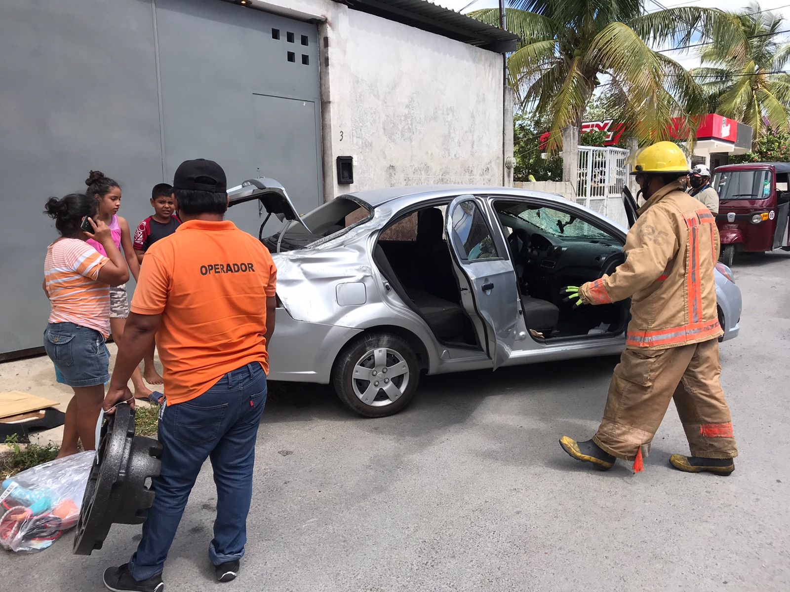 La conductora del automóvil Aveo fue valorada por paramédicos y llevada al Hospital General de Cancún tras el choque