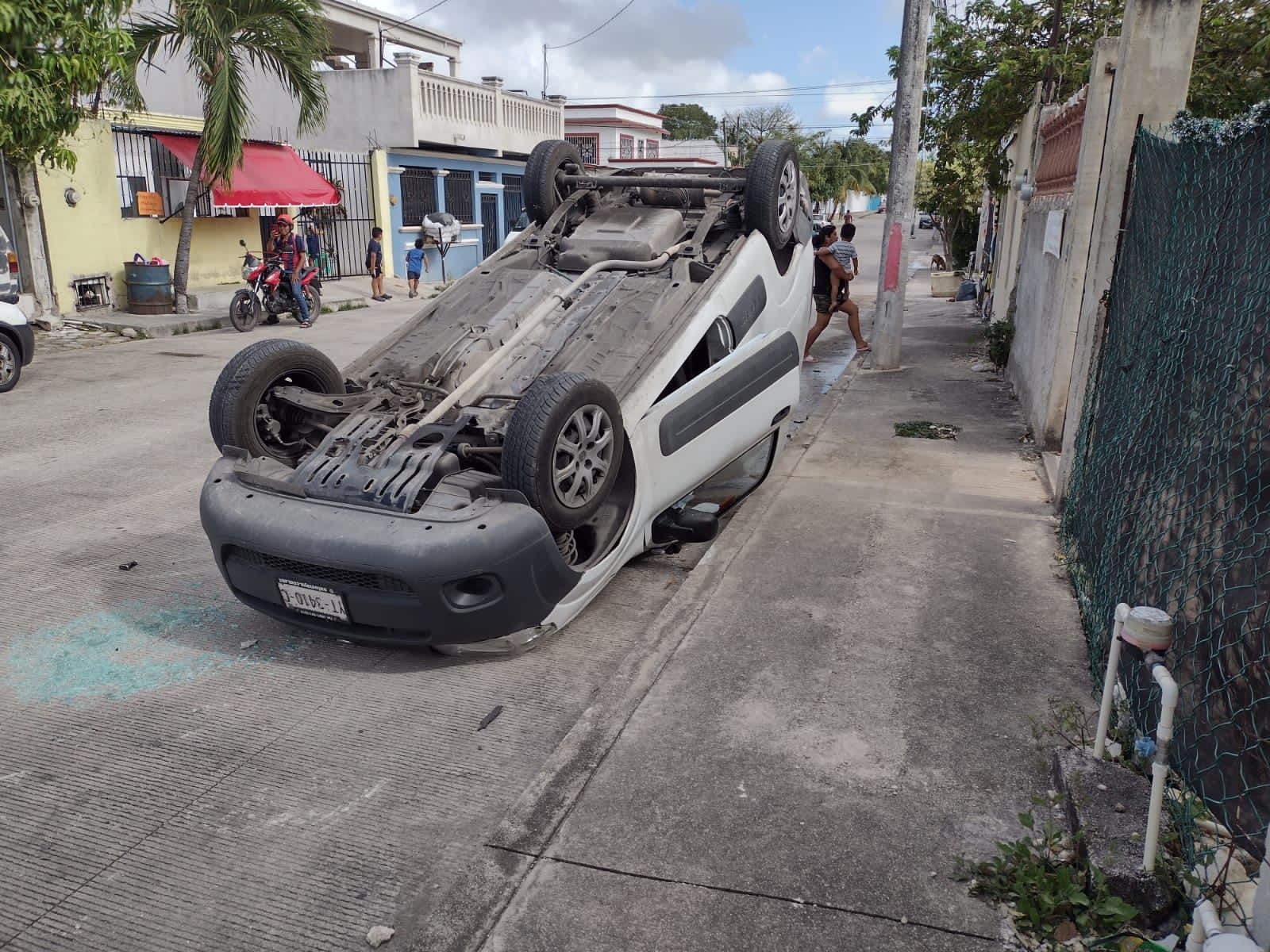 A consecuencia del choque la camioneta se volcó y el automóvil quedó atravesado en la calle