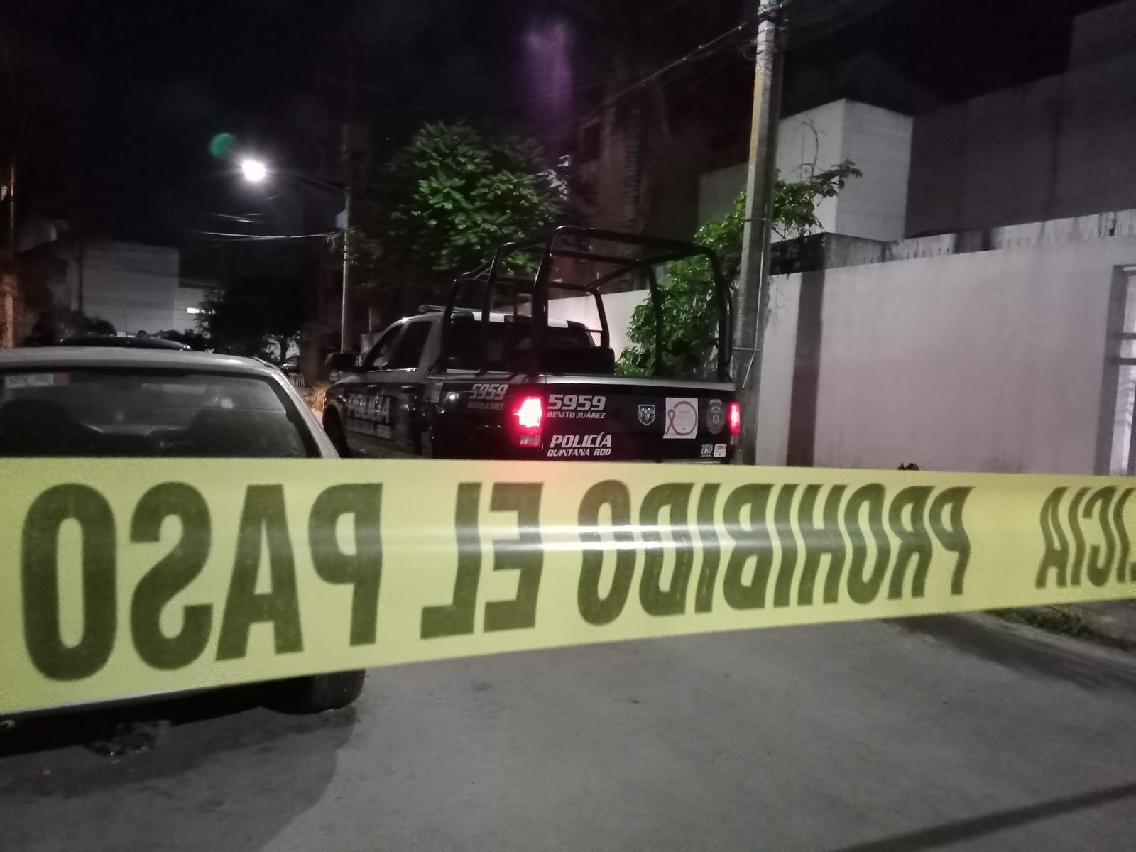 Los presuntos eran dos, sin embargo, al parecer un tercero los esperaba afuera a bordo del auto con el motor encendido Los presuntos eran dos, sin embargo, al parecer un tercero los esperaba afuera a bordo del auto con el motor encendido