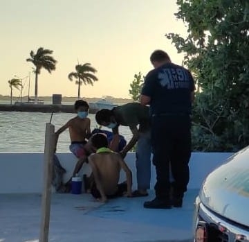 Al llegar encontraron a un niño de aproximadamente 9 años de edad, quién se encontraba ya fuera del agua Al llegar encontraron a un niño de aproximadamente 9 años de edad, quién se encontraba ya fuera del agua