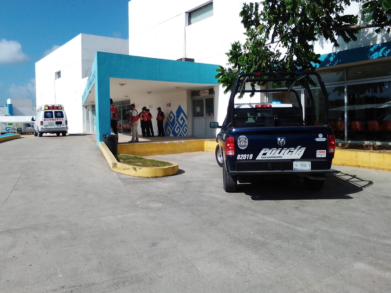 La ambulancia con la mujer baleada en Xcalacoco llegó custodiada al Hospital General de Playa del Carmen, donde será atendida
