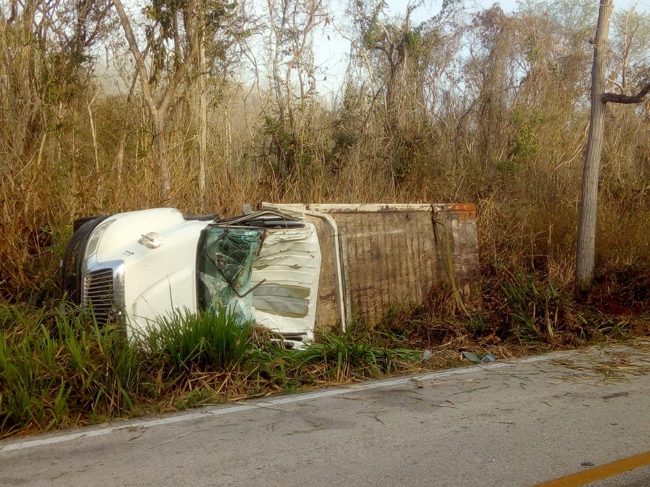 Vuelca vehículo de carga en la carretera José María Morelos-Polyuc