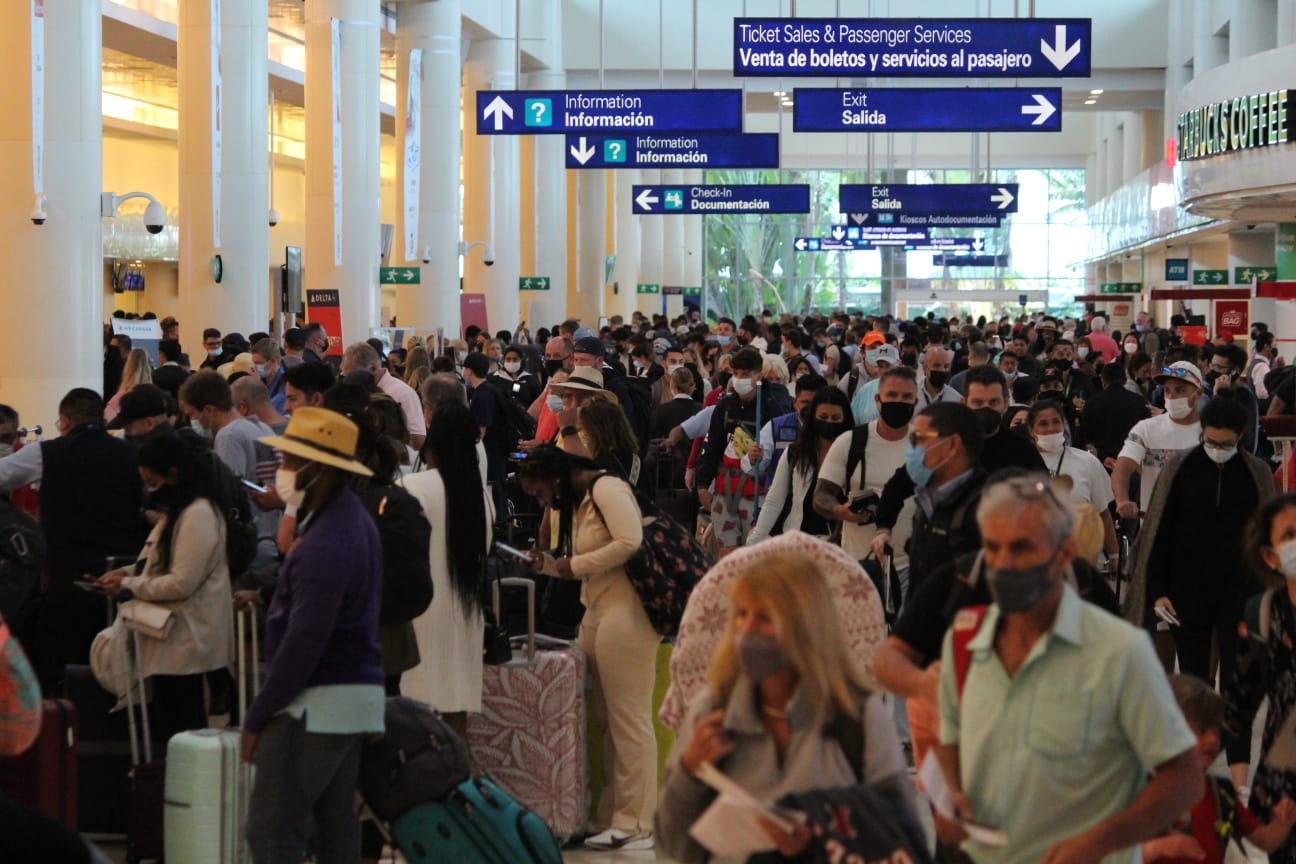 El aeropuerto de Cancún registra una importante afluencia de turistas este domingo El aeropuerto de Cancún registra una importante afluencia de turistas este domingo