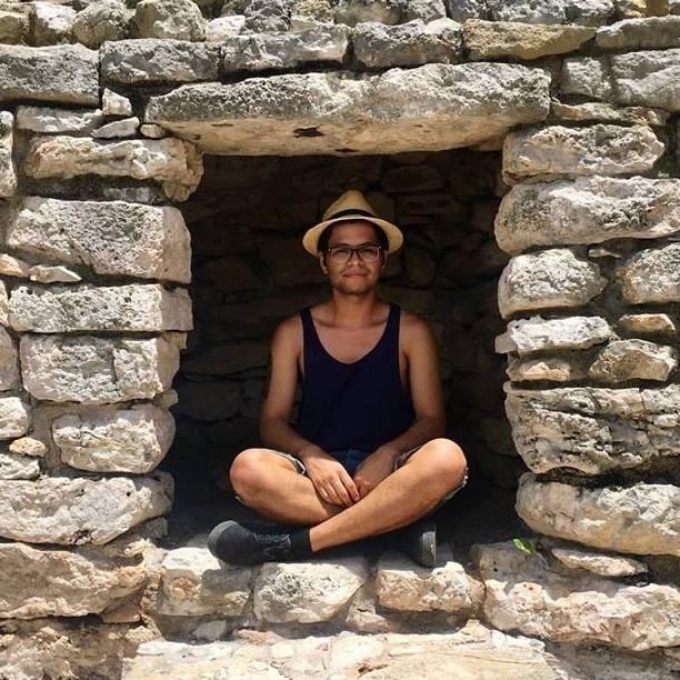 El joven busca poder expresarse de una forma que identifique a los demás El joven busca poder expresarse de una forma que identifique a los demás