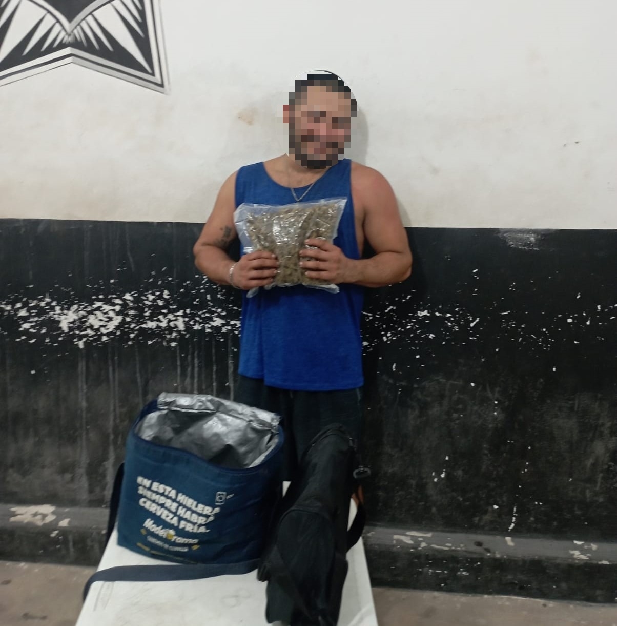 En una hielera se ubicó cerca de un kilo de marihuana, por lo que se aseguró al sujeto