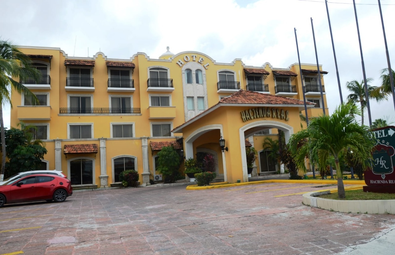 La representante de los hoteleros acusó al morenista de no ayudar al empresariado