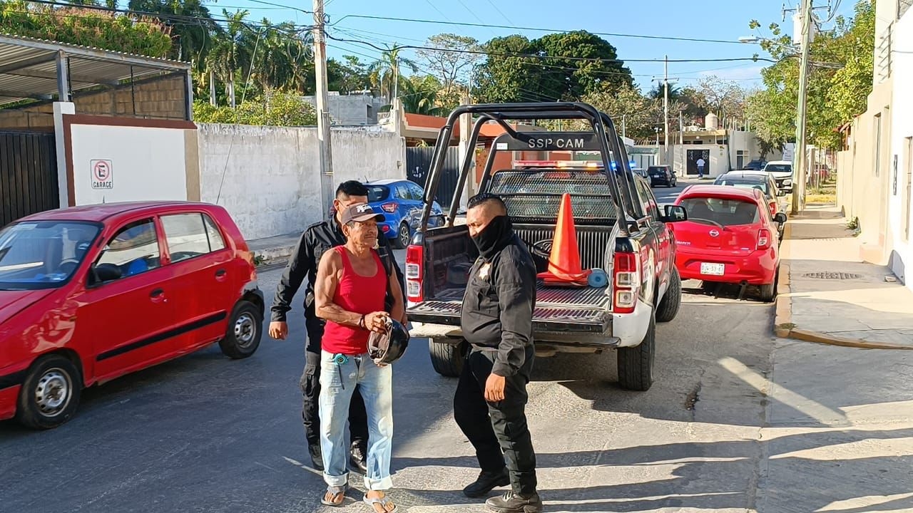 El hombre fue detenido por elementos de la policía