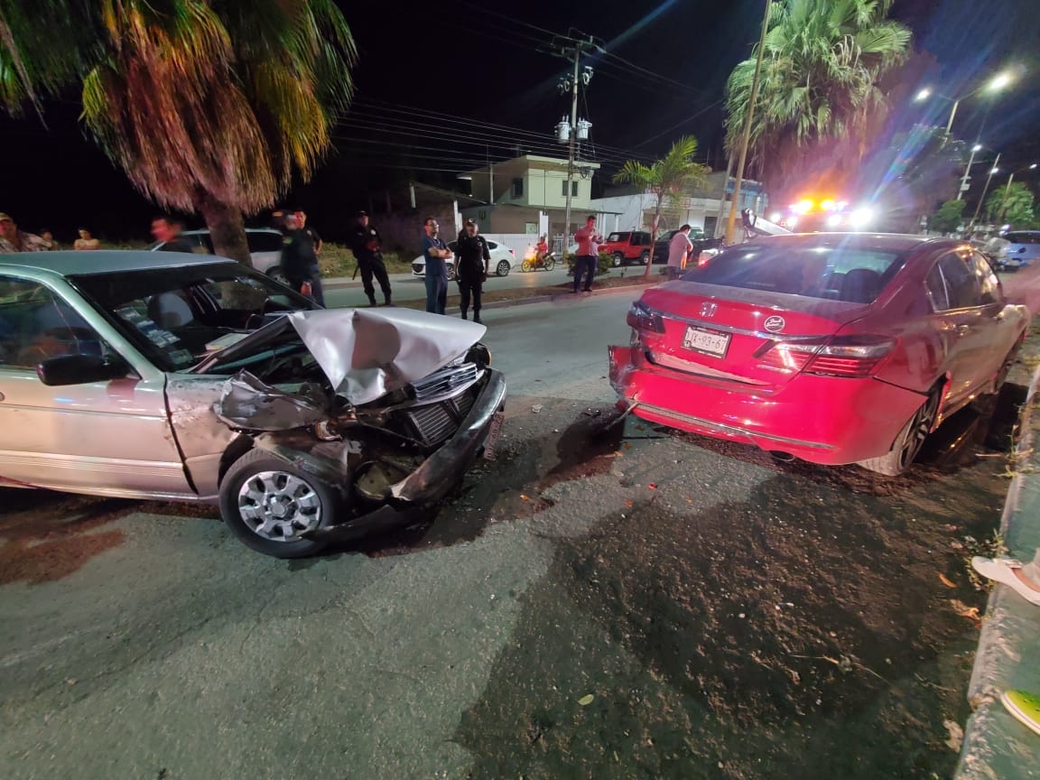 Los automóviles quedaron varados a media calle tras el impacto
