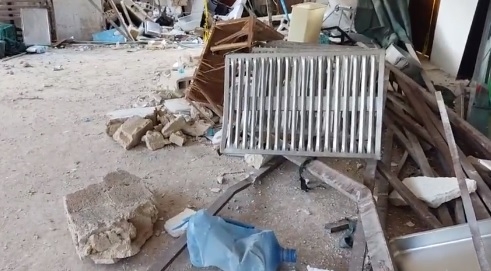 En el lugar aún se encuentran trastes del restaurante que fue explotado