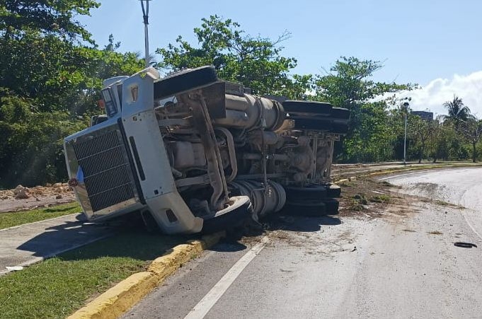 A consecuencia de lo anterior, el operador de la unidad no pudo controlar el volante A consecuencia de lo anterior, el operador de la unidad no pudo controlar el volante