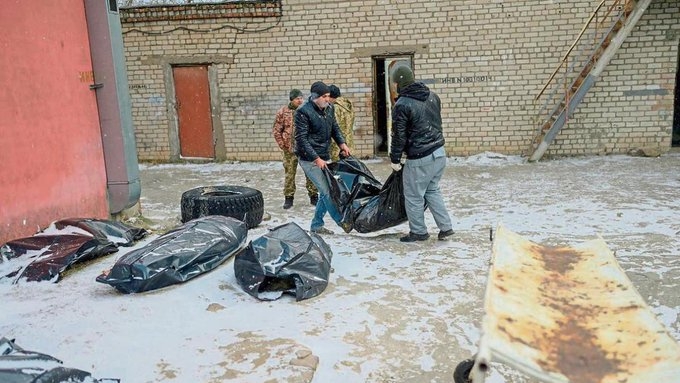 Los cadáveres se dejan sobre la nieve en esta Morgue de Ucrania. Foto: AFP