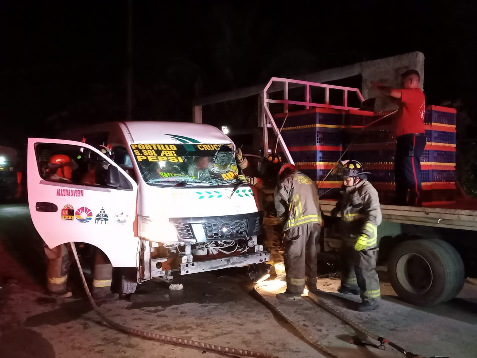Los cuerpos de rescate tuvieron que cortar la unidad para poder liberar al conductor Los cuerpos de rescate tuvieron que cortar la unidad para poder liberar al conductor