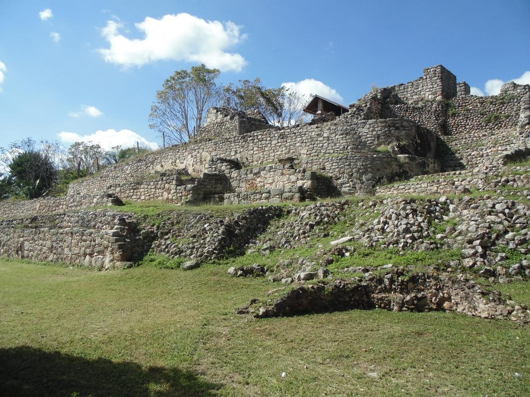 Los visitantes ya pueden ingresar a la zona arqueológica de Acanceh y así contemplar a centímetros los imponentes mascarones de estuco