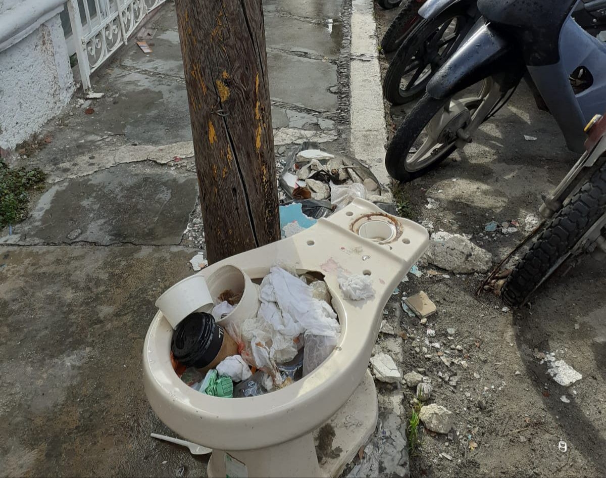 Un inodoro es ahora usado como bote de basura en las calles de Cozumel Un inodoro es ahora usado como bote de basura en las calles de Cozumel