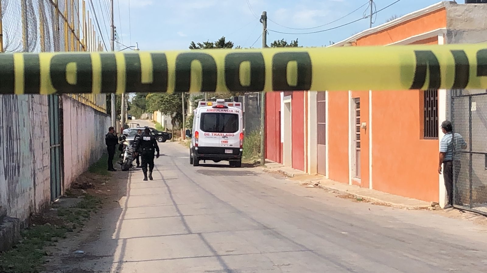 Vecinos alertaron a las autoridades para que sea atendido por los paramédicos Vecinos alertaron a las autoridades para que sea atendido por los paramédicos