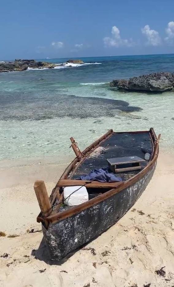 En las playas de Quintana Roo se encuentran botes abandonados En las playas de Quintana Roo se encuentran botes abandonados