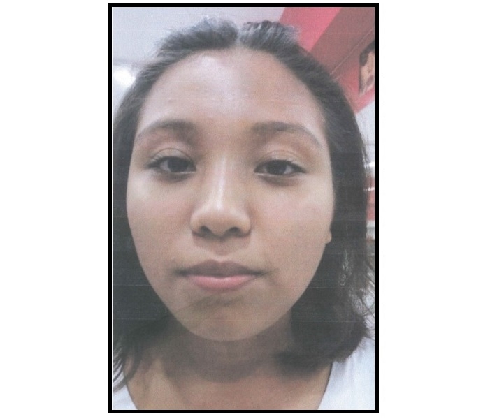 La joven vestía una playera blanca y un pantalón de mezclilla azul cuando salió de casa