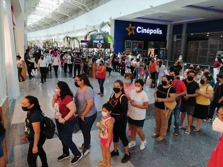 Tras la apertura, la fila se hizo más amplia y se extendió por todo el pasillo central de la Plaza