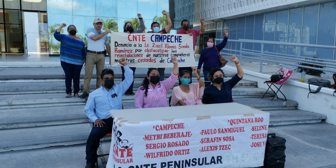 Los maestros exigen que se reinstale a sus compañeros Los maestros exigen que se reinstale a sus compañeros