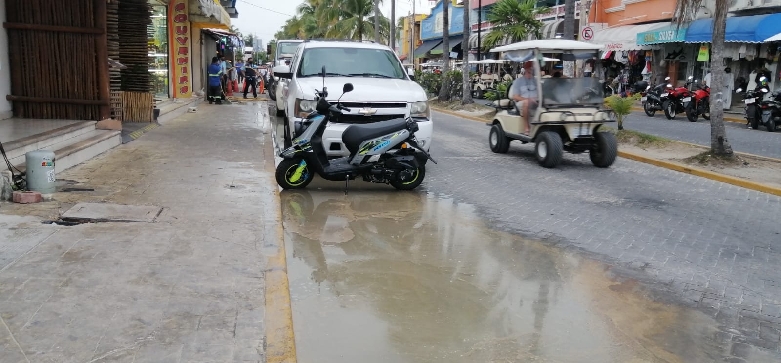 El restaurante Muelle 7 se tupió su registro y comenzaron a salir aguas negras en la banqueta por donde entronca la calle Madero