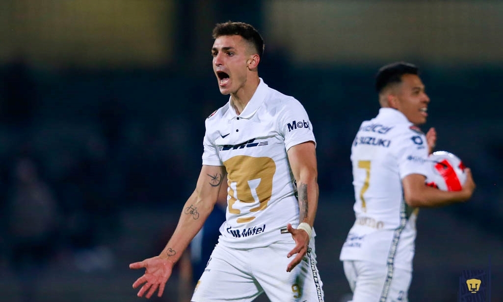 Dinenno se llevó la noche con dos tantos y uno más en tanda de penáltis. Foto: Twitter @PumasMX