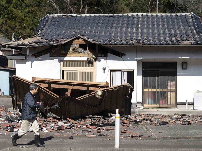 Las autoridades japonesas trabajan en la retirada de escombros tras el fuerte terremoto registrado en la costa de Fukushima.