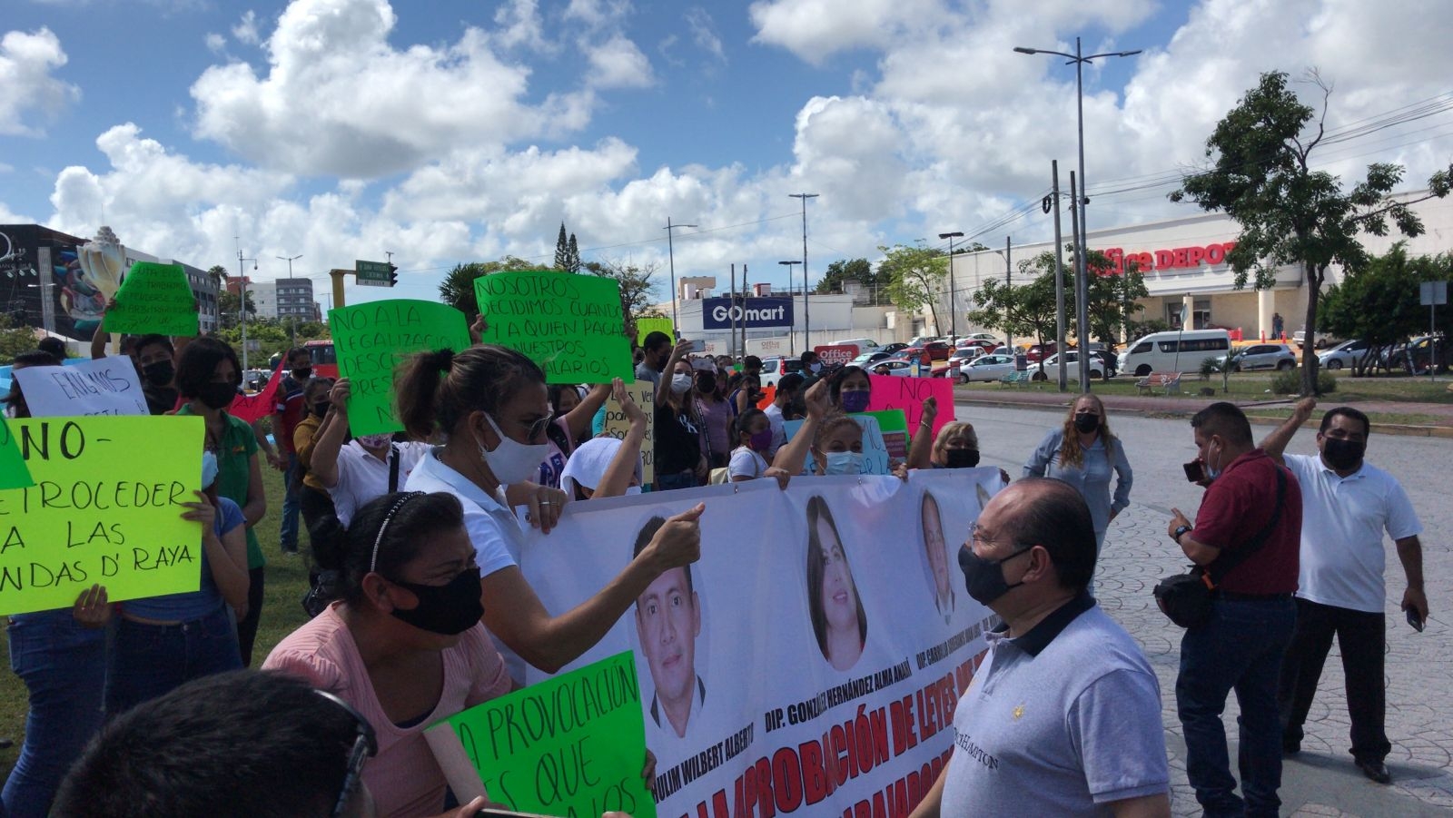 Con pancartas mostraron su molestia en la vía pública Con pancartas mostraron su molestia en la vía pública