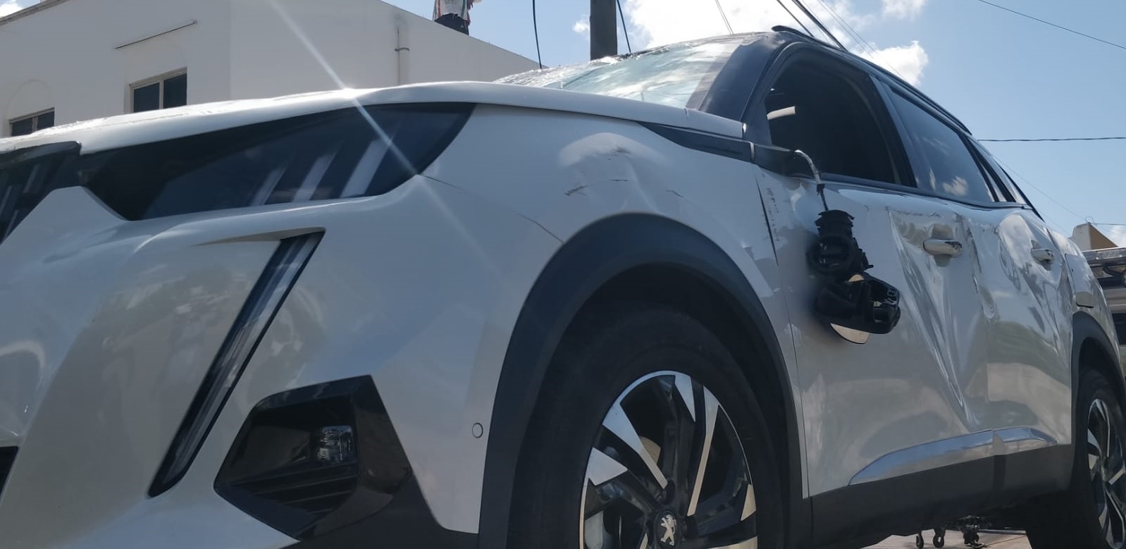 El auto Peugeot sólo tuvo daños menores