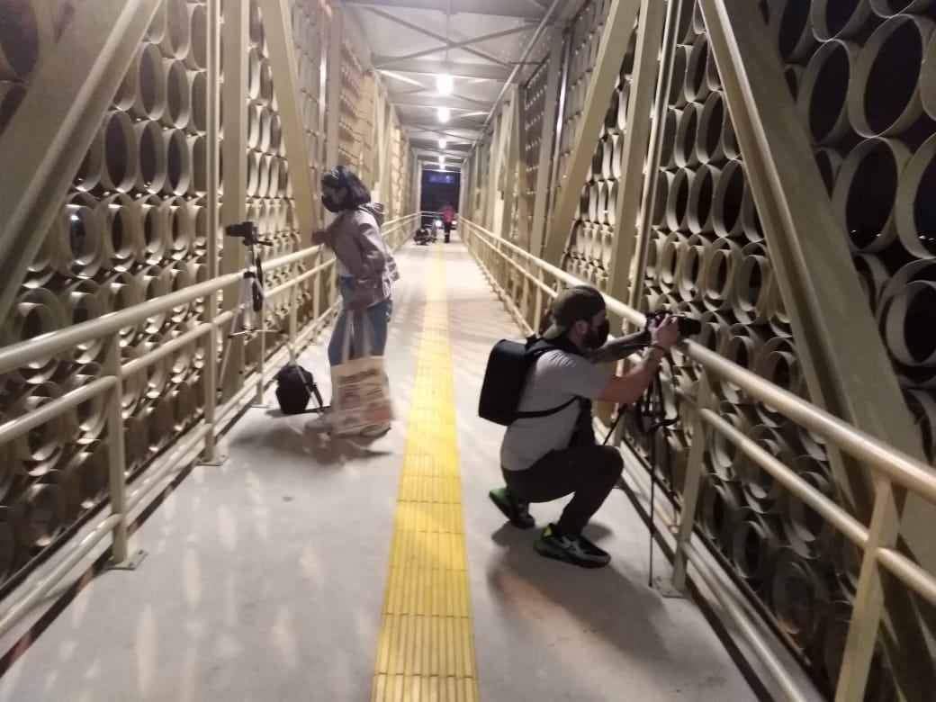 Los policías exigían al grupo de cuatro alumnos y maestra un permiso para tomar fotografías en el puente